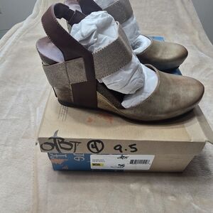 OTBT Rexburg Leather Bronze/Brown Mary Jane Wedges Sz 9 ½M